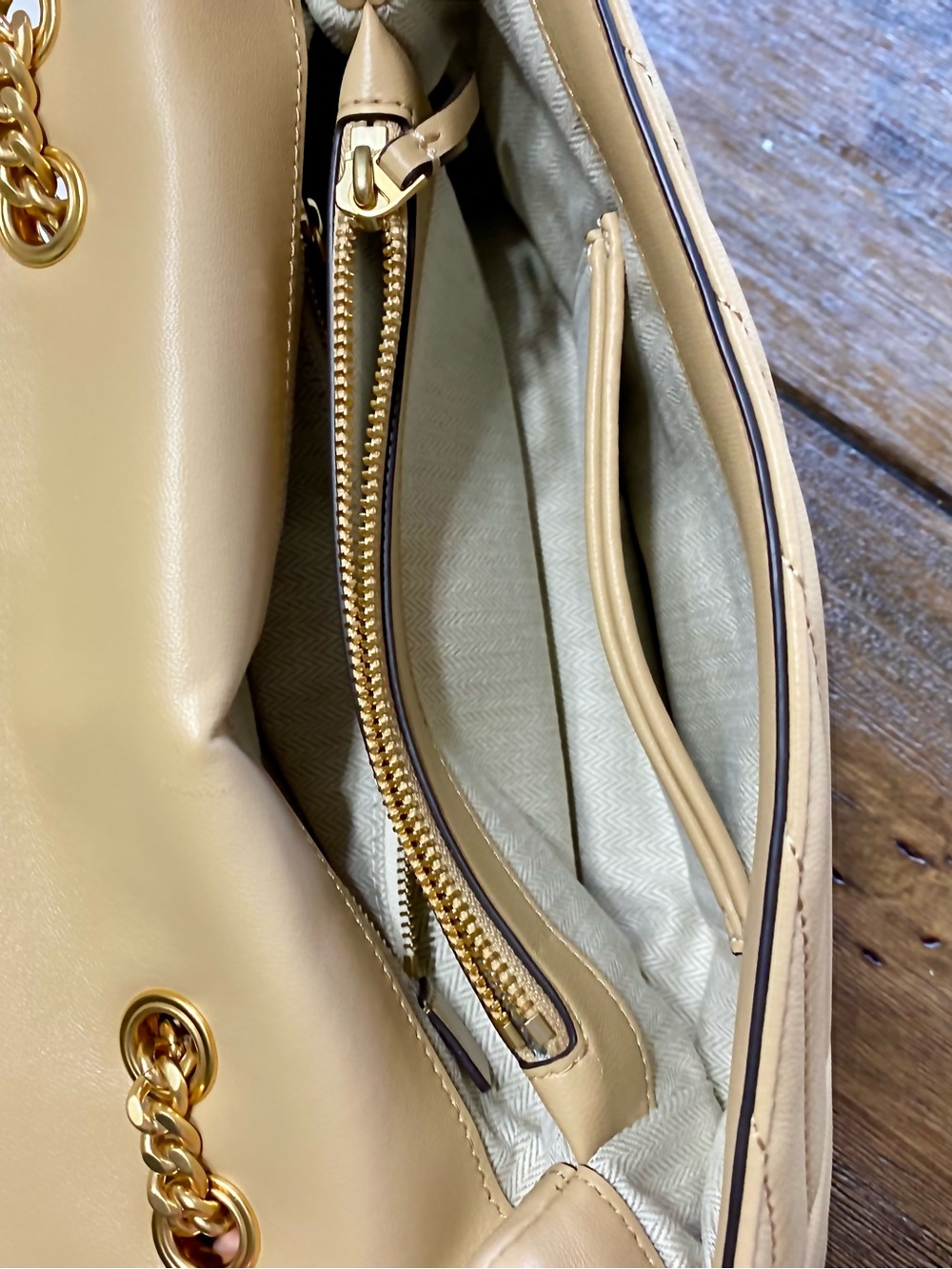 Tory Burch Beige Quilted Leather Shoulder Bag with Gold Chain - Picture 5 of 12